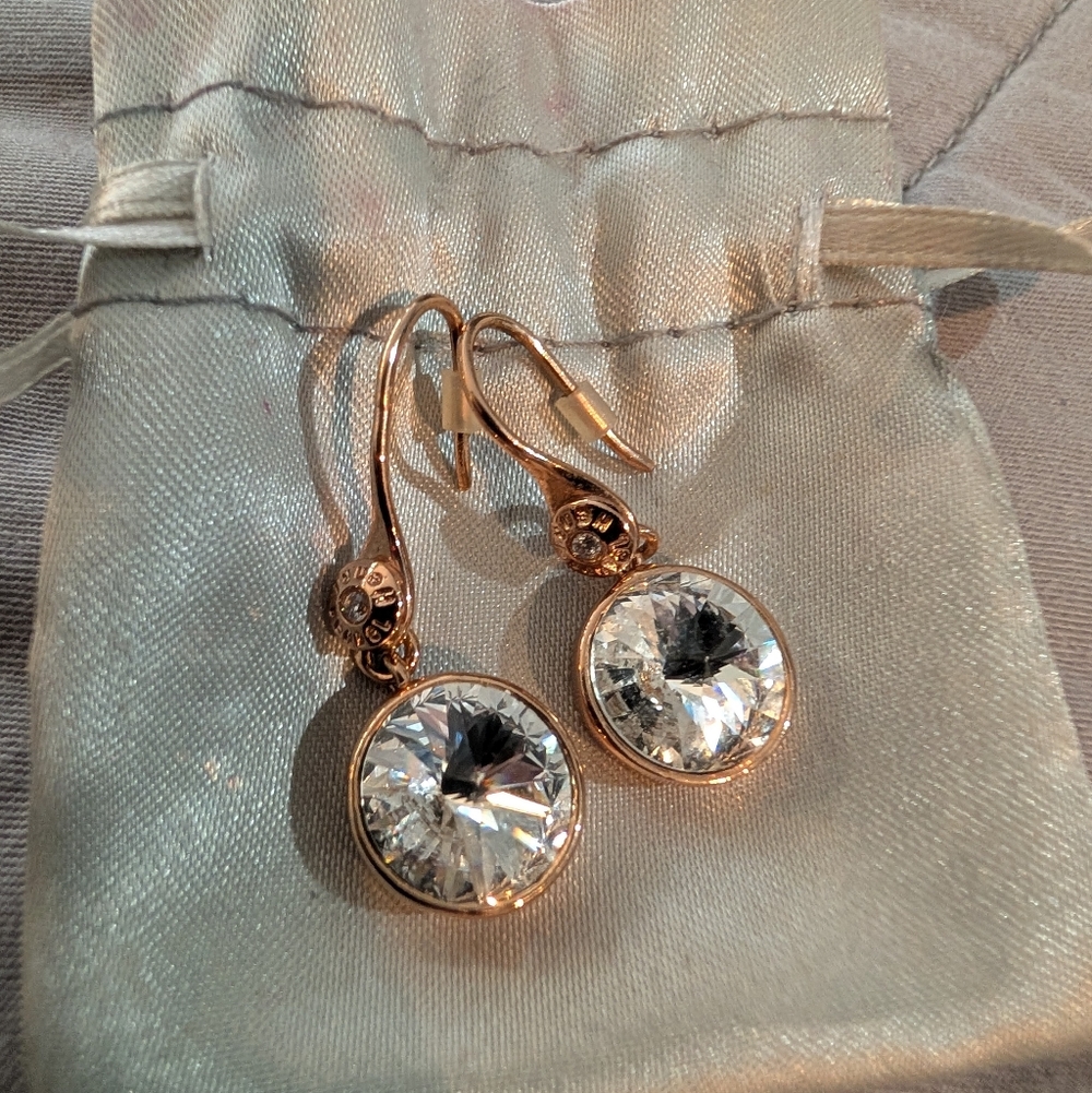 HENRI BENDEL ROUND SWAROVSKI CRYSTAL DANGLE ROSE GOLD EARRINGS NWOT